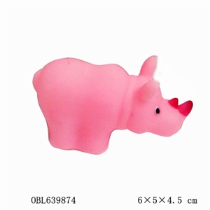 浴室戏水动物有角犀牛 - OBL639874