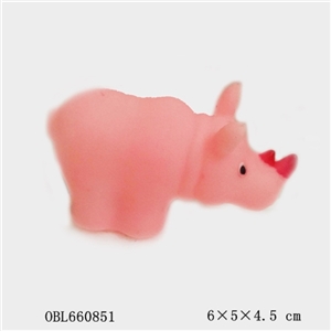浴室戏水动物有角犀牛 - OBL660851