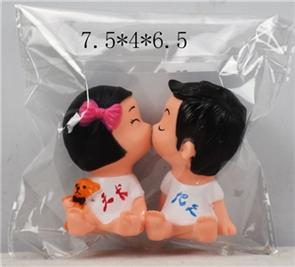 搪胶生日亲嘴娃娃 - OBL748369