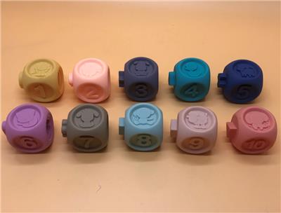 搪胶方块积木捏捏球.戏水球.婴儿玩具 - OBL847554